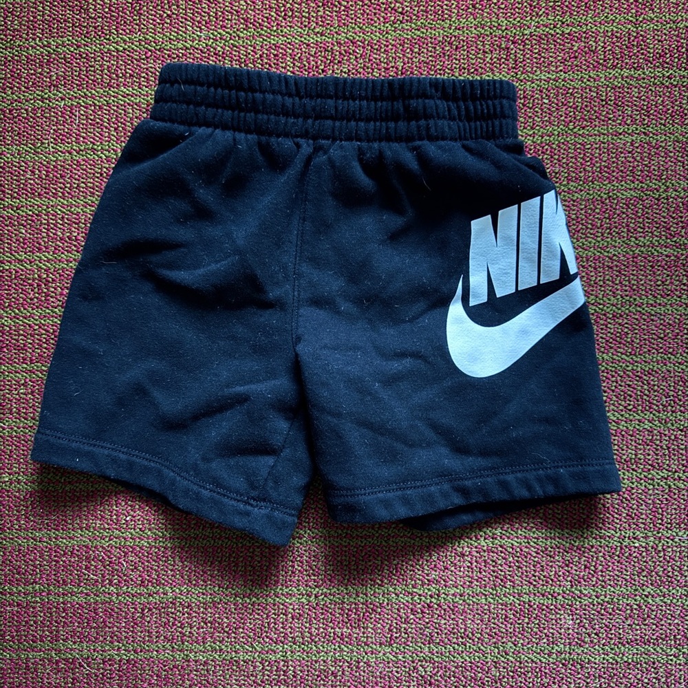 Nike Boys’ Black Fleece Shorts with White Logo – Size 5 (4–5 Years)